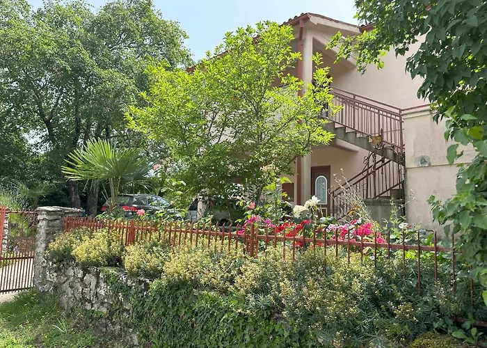Summer Green Apartment